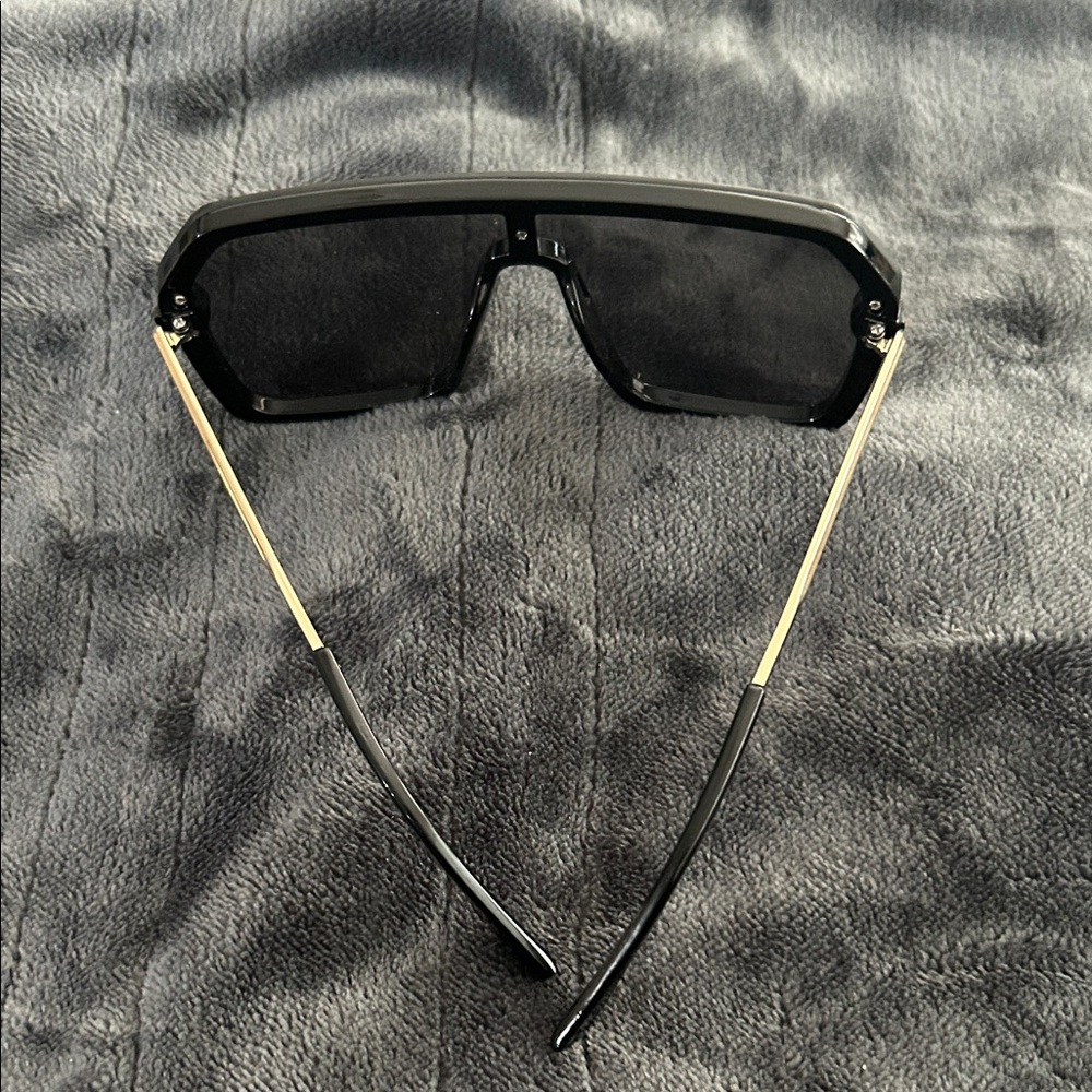 Black Oversized Shield Sunglasses - Picture 3 of 4